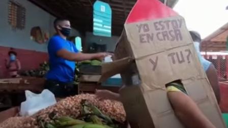 Una abuelita cubana, de 82 años de edad, utilizó varias cajas de cartón y también plástico transparente para diseñar un traje en forma de casa portátil que la protege contra el Covid-19.
