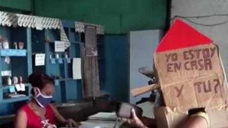 La abuelita diseñó tan peculiar traje para protegerse del coronavirus al momento de ir al mandado o a lugares que le quedan lejos de su hogar.