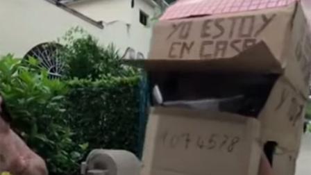 “Yo estoy en casa, ¿y tú?”, es la frase que acompaña “la fachada” del peculiar traje que en la parte de la cara lleva plástico transparente.
