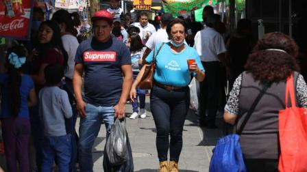 En Iztapalapa se olvidan de la sana distancia... y del cubrebocas