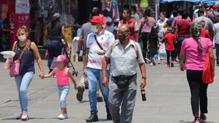 En Iztapalapa se olvidan de la sana distancia... y del cubrebocas