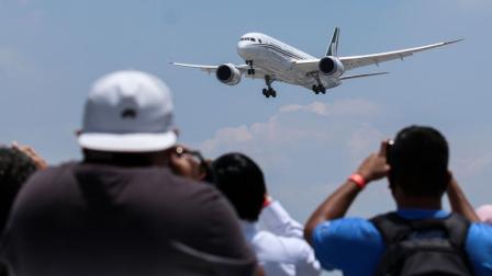 Alrededor de las 14:30 horas regresó el Avión Presidencial TP-01 “José María Morelos y Pavón” al Hangar Presidencial, en el AICM. Foto: Cuartoscuro