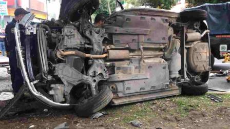 El automóvil fue remolcado por una grúa de la SSCCDMX hacia el corralon correspondiente .