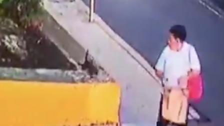 El video generó molestia entre los internautas quienes criticaron la acción de la mujer. Foto: Captura del video