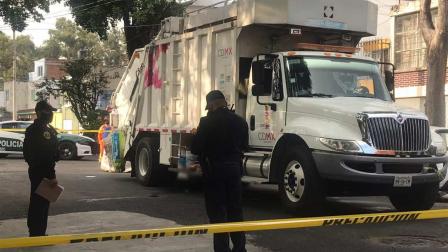 El cuerpo del joven quedó debajo del camión entre los dos ejes traseros. Foto: Ricardo Vitela 