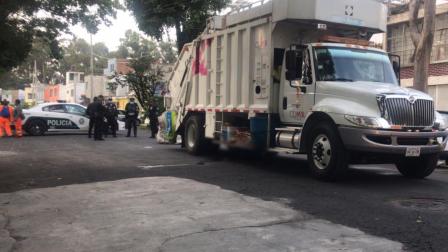 El cuerpo del joven quedó debajo del camión entre los dos ejes traseros. Foto: Ricardo Vitela 