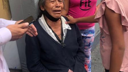 Usuarios de Twitter también aseguraron que policías se burlaron tras quitarle la mercancía a la vendedora ambulante. Foto: @plaqueta