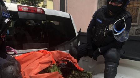 Usuarios de Twitter también aseguraron que policías se burlaron tras quitarle la mercancía a la vendedora ambulante. Foto: @plaqueta