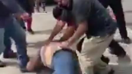 El sujeto fue golpeado por varias personas, pero al final logra escapar. Foto: Captura del video