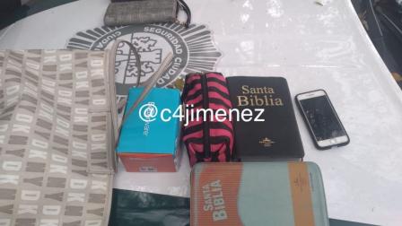 Al delincuente le fue encontrada un arma de fuego con ocho cartuchos útiles, dos bolsas de mano, un teléfono celular, dos biblias y dinero en efectivo. Foto: Carlos Jiménez