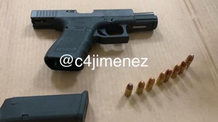 Al delincuente le fue encontrada un arma de fuego con ocho cartuchos útiles, dos bolsas de mano, un teléfono celular, dos biblias y dinero en efectivo. Foto: Carlos Jiménez