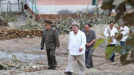 Tifón arrasa en Corea del Norte; Kim despliega 12 mil 'ayudantes'