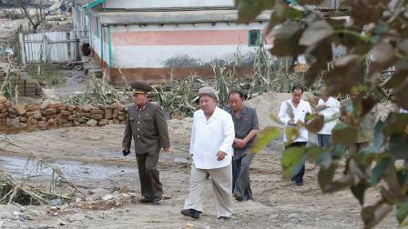 Tifón arrasa en Corea del Norte; Kim despliega 12 mil 'ayudantes'