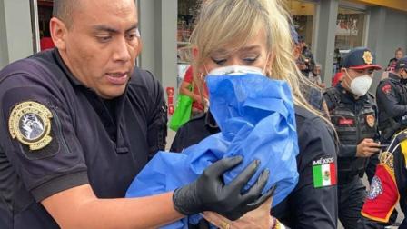 'Polis' auxilian a mujer a dar a luz en ÁO; iba hacia hospital 