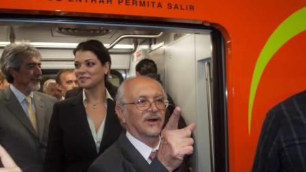 Marcelo Ebrard, jefe de gobierno del Distrito Federal y su esposa Rosalinda Bueso, acompañados del doctor Mario Molina, premio Nobel de Química durante un recorrido por la estación Parque de los Venados de la Linea 12 del Metro la cual irá de Mixcoac a Tlahuac y en la cual se nombró un convoy del metro con el nombre del doctor Mario Molina.