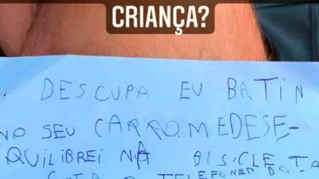 Niño golpea con su bicicleta un auto y deja su teléfono para pagar el daño Foto: *Twitter @cecastilhos