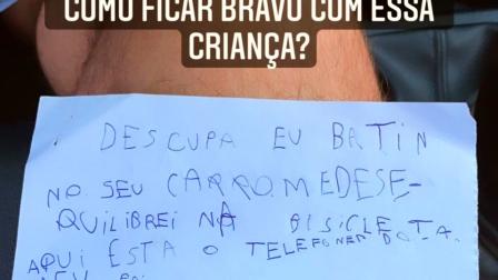 Niño golpea con su bicicleta un auto y deja su teléfono para para el daño Foto: *Twitter @cecastilhos
