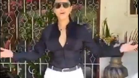 Tras los comentarios en las que también se le pide que se dedique a gobernar y no a payasear, la regidora de Minatitlán respondió en otro video mentándole la madre a sus críticos.