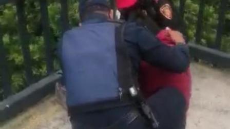 El hombre de 22 años de edad, pretendía lanzarse de un puente peatonal en la colonia Del Valle. Foto: Ricardo Vitela
