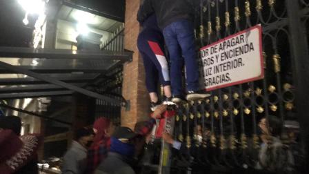 Escalan reja de Segob para pedir justicia para su hija