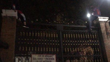 Escalan reja de Segob para pedir justicia para su hija
