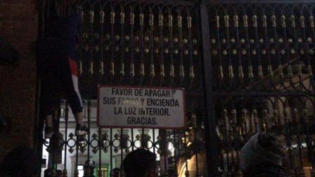 Escalan reja de Segob para pedir justicia para su hija