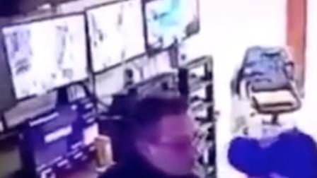 Cachan a polis teniendo sexo en centro de monitoreo; alguien más los vigilaba