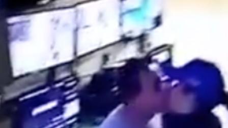 Cachan a polis teniendo sexo en centro de monitoreo; alguien más los vigilaba