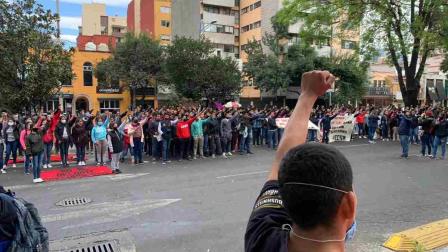 Normalistas cierran avenida Revolución durante protesta