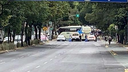 Normalistas cierran avenida Revolución durante protesta