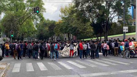 Normalistas cierran avenida Revolución durante protesta