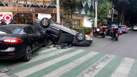El vehículo quedó completamente con las llantas hacia arriba. Foto: Especial