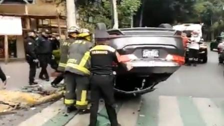 El vehículo quedó completamente con las llantas hacia arriba. Foto: Especial