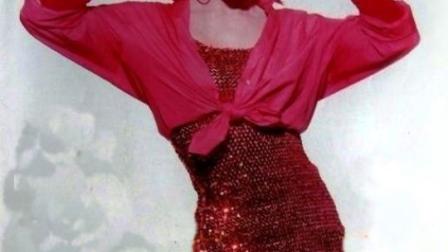 Durante sus años de juventud, Miguel Bosé apareció en varios videos y largometrajes luciendo despampanantes vestidos, su intención igual que la de Styles, solo ha sido reflejar el lado femenino de la masculinidad. De igual forma el cantante causó gran controversia al aparecer en una alfombra roja con sus hijos vestidos con faldas largas. Foto: pinterest