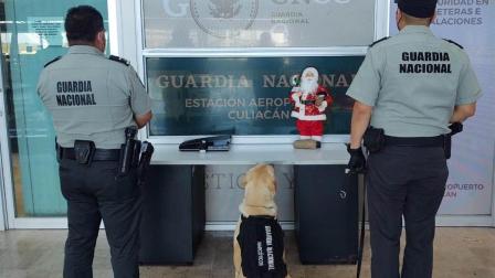 Elementos de la Guardia Nacional con apoyo de binomios caninos aseguraron mil 330 pastillas de fentanilo y 310 gramos de metanfetamina en figura de Santa Claus y reproductor de DVD.