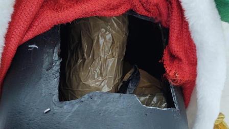 Elementos de la Guardia Nacional con apoyo de binomios caninos aseguraron mil 330 pastillas de fentanilo y 310 gramos de metanfetamina en figura de Santa Claus y reproductor de DVD.