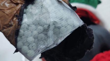 Elementos de la Guardia Nacional con apoyo de binomios caninos aseguraron mil 330 pastillas de fentanilo y 310 gramos de metanfetamina en figura de Santa Claus y reproductor de DVD.