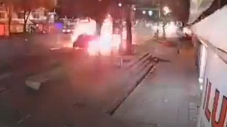 Tras chocar el vehículo termina incendiándose.