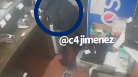Los delincuentes ingresaron al área de cajas y amenazaron a los empleados. Foto: Captura del video