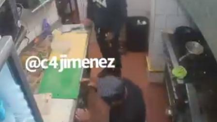 Los delincuentes ingresaron al área de cajas y amenazaron a los empleados. Foto: Captura del video