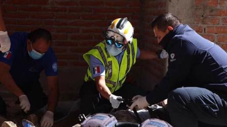 Al sitio arribaron de manera inmediata los servicios de emergencia de Querétaro quienes confirmaron que entre los escombros se encontraban cuatro trabajadores lesionados.