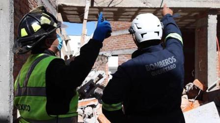 Al sitio arribaron de manera inmediata los servicios de emergencia de Querétaro quienes confirmaron que entre los escombros se encontraban cuatro trabajadores lesionados.