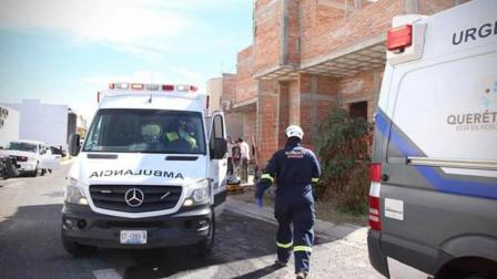 Al sitio arribaron de manera inmediata los servicios de emergencia de Querétaro quienes confirmaron que entre los escombros se encontraban cuatro trabajadores lesionados.