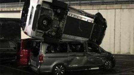 Exempleado destroza con excavadora 69 autos en fábrica de Mercedes