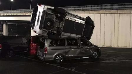 Exempleado destroza con excavadora 69 autos en fábrica de Mercedes