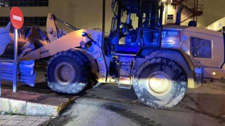 Exempleado destroza con excavadora 69 autos en fábrica de Mercedes