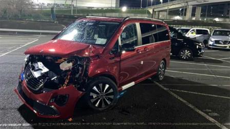 Exempleado destroza con excavadora 69 autos en fábrica de Mercedes