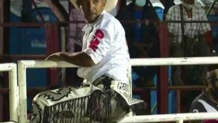 En los videos difundidos en redes sociales se aprecia que tanto los participantes y asistentes al jaripeo no asumen correctamente las medidas sanitarias para evitar la propagación del covid-19.