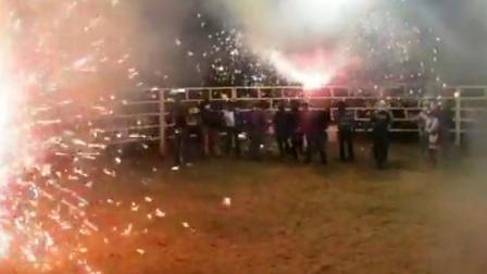 En los videos difundidos en redes sociales se aprecia que tanto los participantes y asistentes al jaripeo no asumen correctamente las medidas sanitarias para evitar la propagación del covid-19.