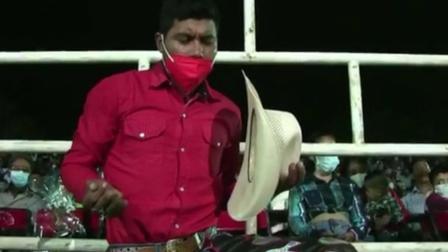 En los videos difundidos en redes sociales se aprecia que tanto los participantes y asistentes al jaripeo no asumen correctamente las medidas sanitarias para evitar la propagación del covid-19.